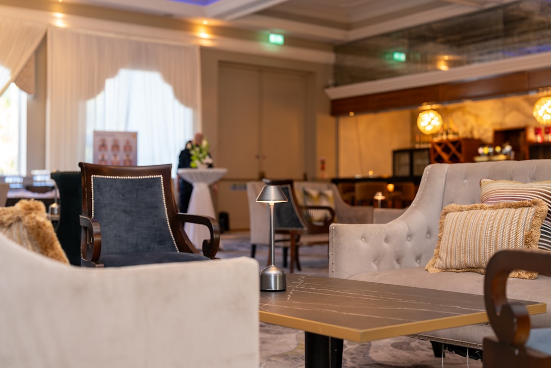 Hotel lobby di lusso con arredo contract italiano — hospitality